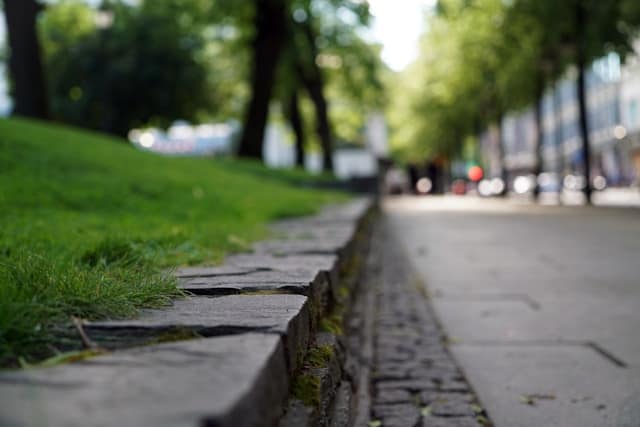 The Role of a Sidewalk Accident Lawyer in Proving Negligence After a Fall